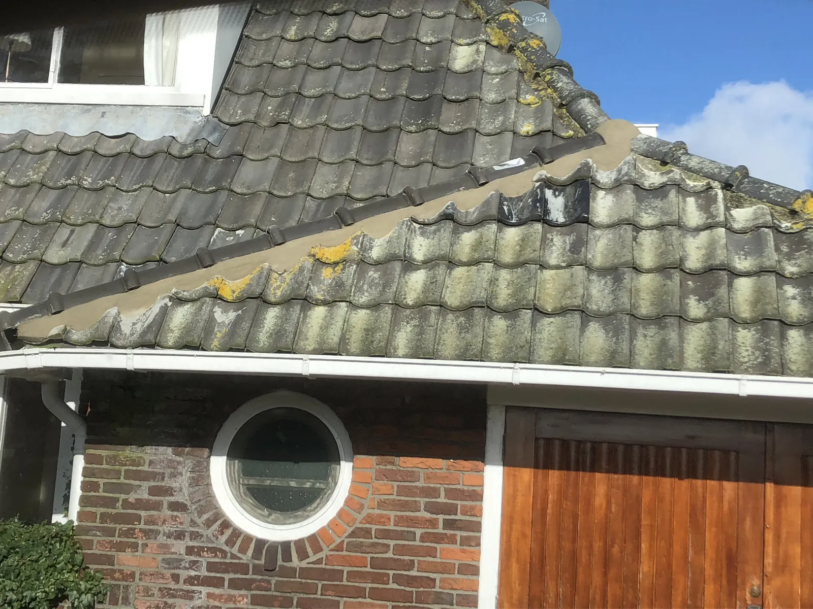 Domstad Dakwerken aan het werk op een dak